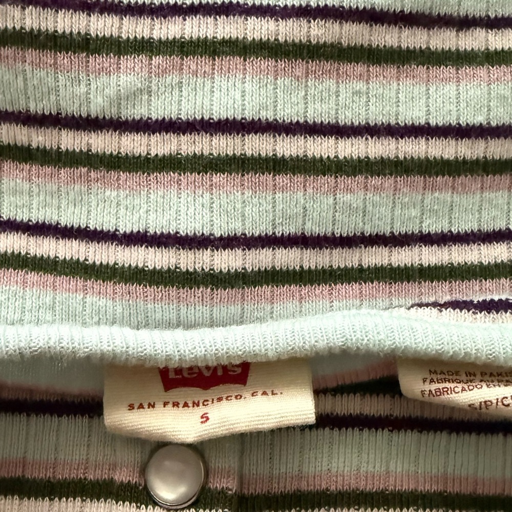 Levi’s Top - Picture 3 of 3